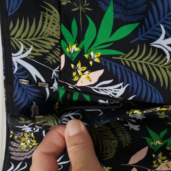 Boden Dark Floral Capri Pants Cropped Size 4 - Picture 5 of 13